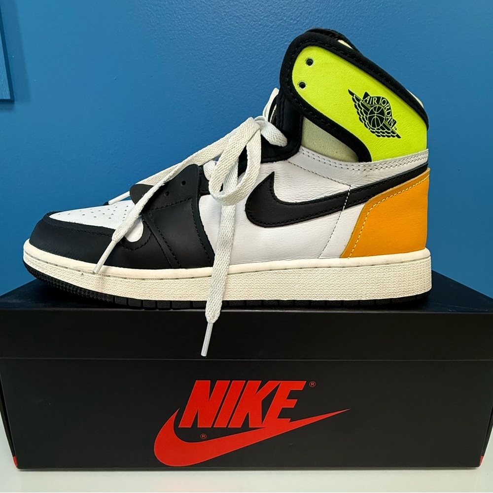 Air Jordan 1 Retro High OG Volt Gold